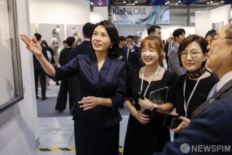 키아프 전시 둘러보는 김혜경 여사
