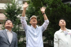 삼환도봉아파트 재건축사업 현장에서 주민에게 인사하는 오세훈 서울시장