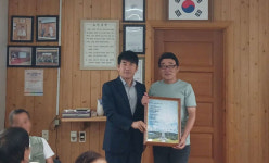 IWPG 파주지부, 발랑리 태극기마을에 詩畵액자 전달