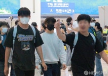 엄지 들어 보이는 귀국 근로자