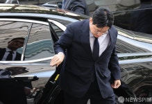 경찰, '부정거래 의혹' 하이브 방시혁 소환조사