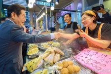 李대통령, 성남 현대시장 깜짝 방문…상인들 힘들지만 나아지고 있다