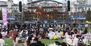 광산뮤직ON페스티벌 열광의 도가니...황룡강 가득메운 환호 물결