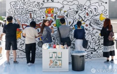 DDP 디아트 큐브존 체험하는 관람객들