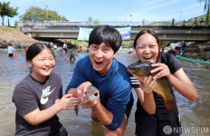 맨손 물고기 잡기 체험을 즐기는 '2025 완주 와일드앤(&)로컬푸드축제' 참가 가족