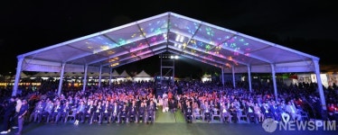 박수치며 축하하는 2025 완주 와일드앤(&)로컬푸드축제 참석자들