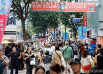 북적이는 명동거리