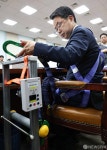 스마트 안전고리 정비하는 박홍배 의원
