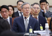 의원 질의 경청하는 설범석 광주고등법원장