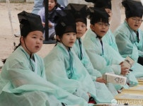 구일제 시작 기다리는 유생들