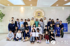 부산외국인학교 학생들, 남북하나재단에 탈북민 정착지원 성금 쾌척