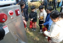 소화기 체험하는 청사 어린이집 원생들
