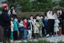 대피 훈련하는 청사 어린이집 원생들