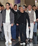 시민들에게 손 흔들며 인사하는 젠슨 황 CEO