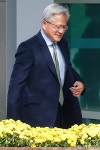 꽃길 지나가는 젠슨 황 CEO