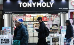 토니모리 매장이 궁금한 코리아 그랜드 페스티벌의 관광객들