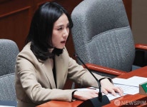 답변하는 김진아 외교차관