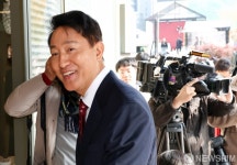 김윤덕 국토부 장관과 회동 위해 이동하는 오세훈 시장