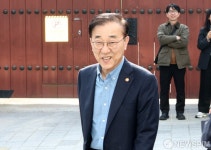 오세훈 시장과 회동 위해 이동하는 김윤덕 장관...부동산 정책 논의