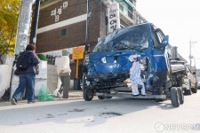 견인되는 부천 제일시장 사고트럭