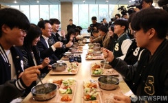 대학교 학생식당 찾은 김민석 국무총리