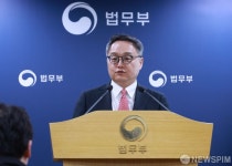 법일법무사사무소법무사황용식 | 론스타 ISDS 취소결정 선고 관련 브리핑하는 정홍식 국제법무국장