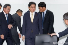 자리로 이동하는 이억원 금융위원장