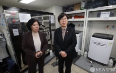 서울역 쪽방상담소 찾은 정은경 복지부 장관