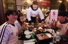 [프로야구] LG선수 13명 고기 굽고 자르며... 팬들에 BBQ 서빙