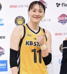 [여자프로농구] '강이슬 27점' KB, 우리은행 잡고 단독 선두