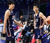 [프로농구] LG, 17점차 뒤집고 kt 제압… 2연승 선두 질주