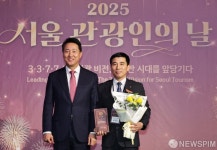 강호진 (주)롯데호텔 시그니엘서울 식음팀 업장책임자와 기념촬영하는 오세훈 서울시장