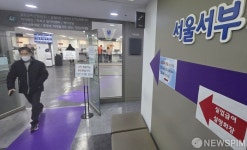 서울서부고용복지플러스센터 찾는 구직자들