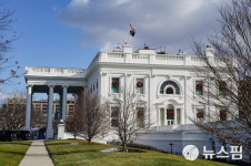 [사진] 크리스마스 화환으로 장식된 백악관