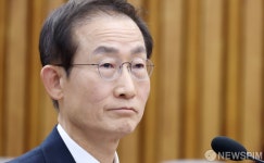 의원 질의 듣는 김호철 후보자
