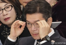 정원오 성동구청장이 안경을 고쳐쓰는 이유는?