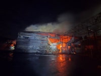 한밤중 아산 영인면서 식품 공장 화재...건물 2개동 전소