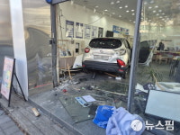 평택서 버스 충돌 차량이 상가로 돌진...인명피해 없어