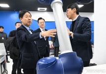 (주)브릴리어스 | 브릴스 제품설명 듣는 구윤철 부총리