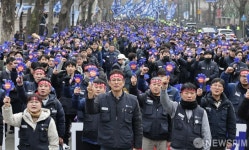 청와대 앞에서 구호 외치는 전국금속노동조합 조합원