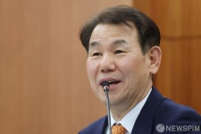 취재진 질문에 답하는 정은보 한국거래소 이사장