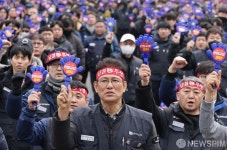 박상만 전국금속노동조합 위원장의 구호 외침