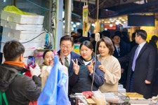 대통령 덕분에 마수걸이…온누리상품권 들고 무학시장 찾은 李대통령 부부