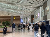 [르포] 짧은 설 연휴에도 설레는 해외여행…인천공항 북적