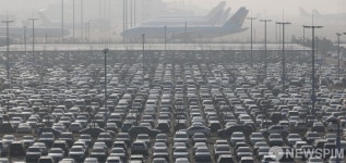 여행객 차량으로 가득한 인천공항 제2여객터미널 장기주차장