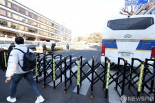 경찰 차벽으로 통제된 서울중앙지법 입구