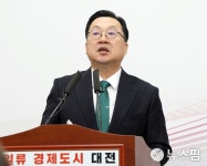그날 더 알릴 것...이장우 시장, 북콘서트서 통합 논쟁 화두 꺼낸다