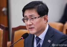 질문에 답변하는 김성환 환경부 장관