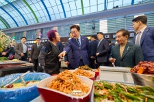 전주 시장 찾은 李대통령 좀 쉬라는 말에…제가 열심히 해야 조금씩 바뀐다