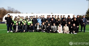 오승록 노원구청장이 파이팅 외치는 ‘초안산스포츠타운 축구장 인조잔디 교체 준공식’